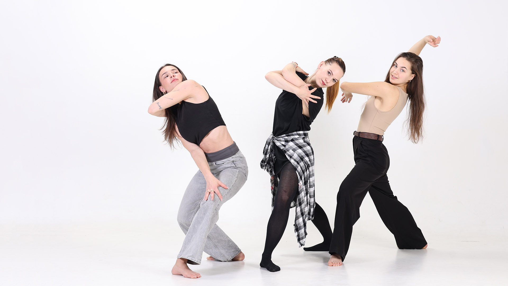 Tanečnice v sále Harmony Dance